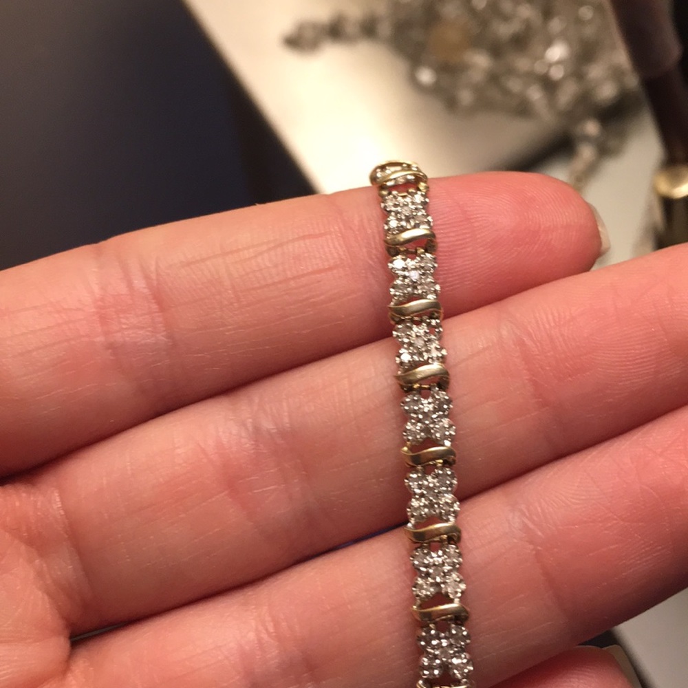 Gorgeous 10k gold tennis bracelet